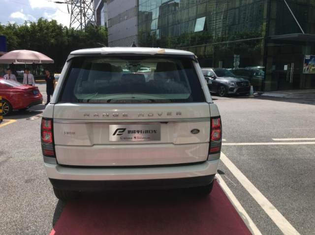 【2017款路虎揽胜行政版到店129.8万元起售】