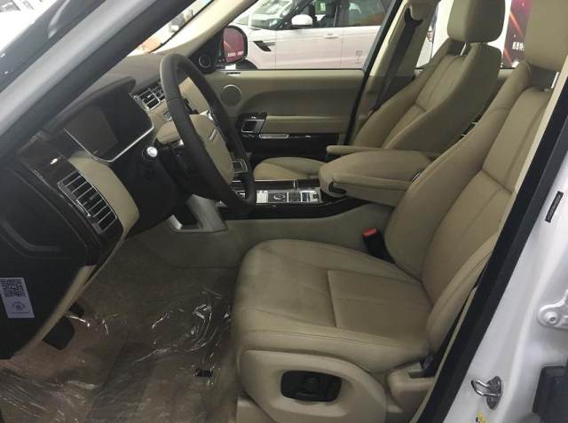 【2017款路虎揽胜行政版到店129.8万元起售】