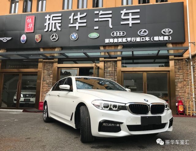 提起入门级车型,跃然脑海的一定是价格低+配置少,很多人对于这样的认知还普遍存在。而在今年3月初,全新BMW525Li刷新了大家对入门级的定义,起步即高配,超越期望。 虽然是入门车型,但配置丝毫不差,车身尺寸方面,新车长宽高分别为5087/1868/1500mm,轴距为3108mm。侧面采用更加锋利复杂的腰线设计,同时前翼子板上还增加与7系车型相似的镀铬装饰,经典的霍夫迈斯特弯角依旧出现在C柱。车尾方面,全新宝马5系Li应用了全新的尾灯组造型,内部采用LED光带式灯组,极具辨识度。可以说是诚意满满的