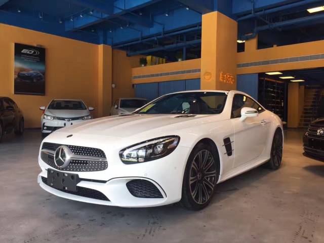 车型 奔驰sl400 17款  车身 长*宽*高(mm)4646*1877*1304 车身结构2门