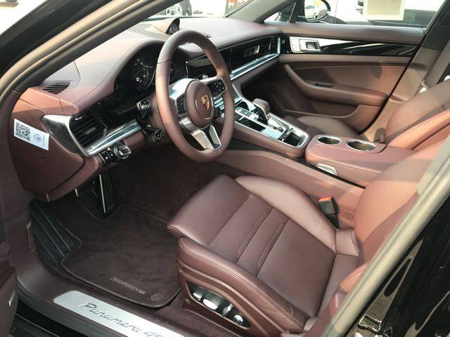 优惠购车 正文 表面色彩:桃红木,金属漆 内饰色彩:全真皮内饰,马鞍棕