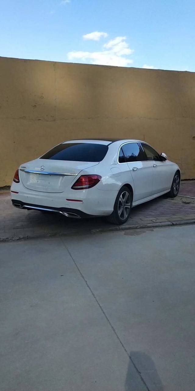 【图】奔驰e200 指导价458000 加配5000天窗 18年6月 1000公里,4s店